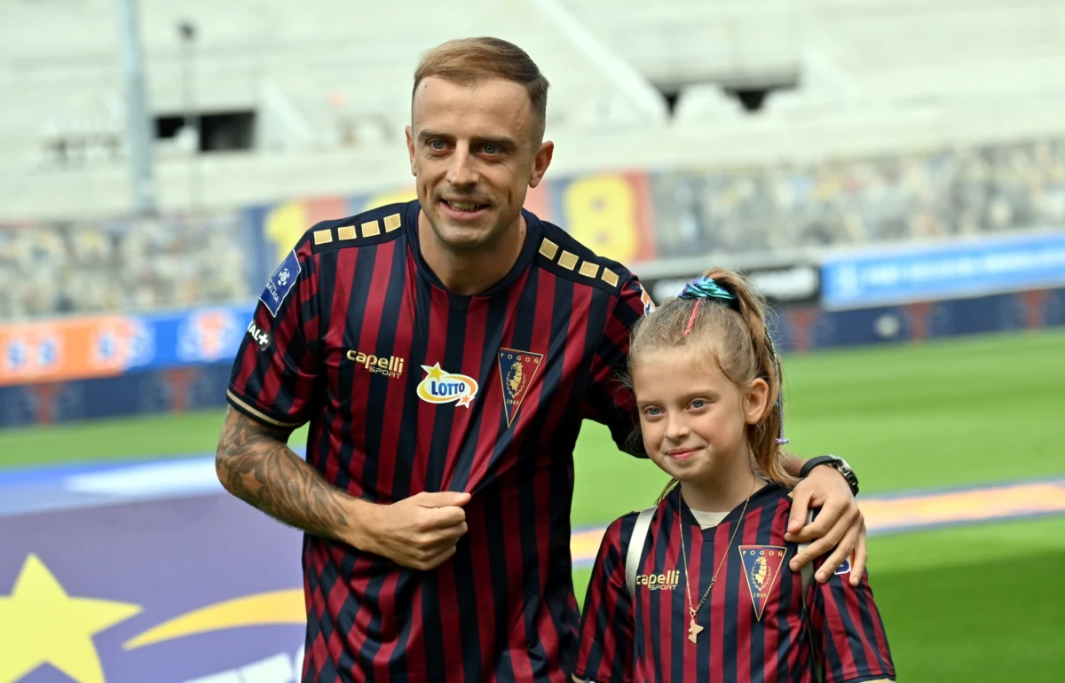 Kamil Grosicki wraca do ekstraklasy. Właśnie ogłoszono, że po 14 latach przerwy znów będzie występował w Pogoni Szczecin. Prezentacja piłkarza odbyła się przed rozpoczęciem meczu Pogoni ze Stalą Mielec.