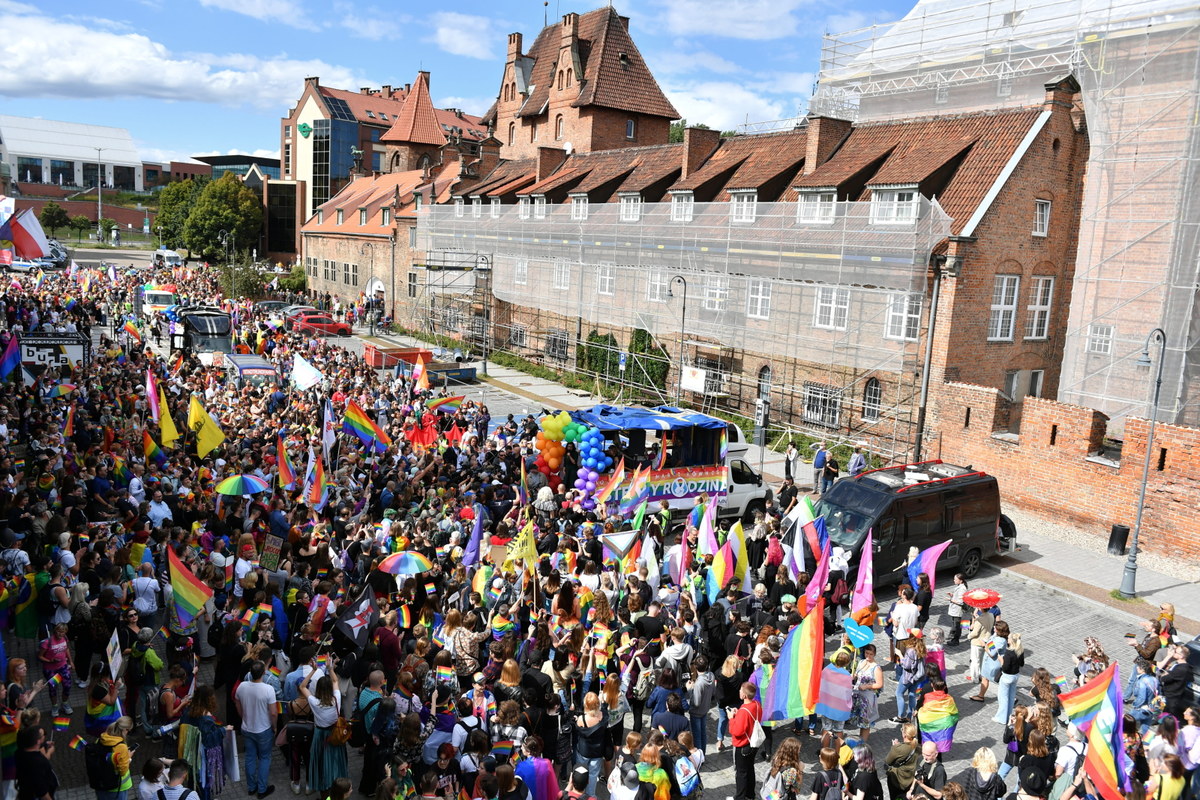 Przez Gdańsk i Częstochowę przeszły dzisiaj Marsze równości. W pierwszym wzięło udział około 3,5 tys. osób a drugim ok. 200 osób. W obu miejscach nie doszło do większych incydentów, marsze były zabezpieczane przez policję.
