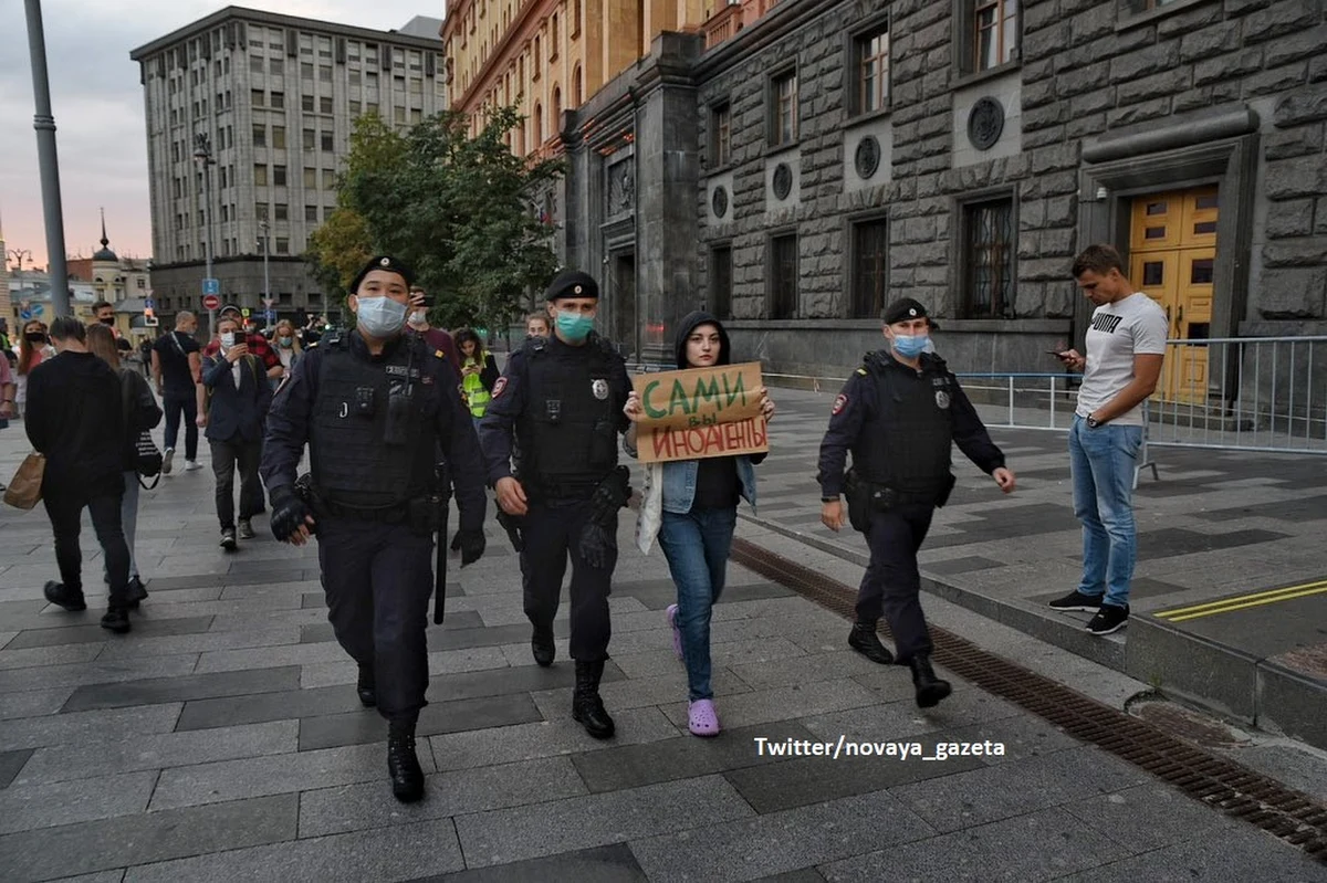 Dziewięć osób zostało zatrzymanych w sobotę w Moskwie podczas protestu z udziałem dziennikarzy przed gmachem Federalnej Służby Bezpieczeństwa (FSB). Dziennikarze wystąpili w obronie mediów uznanych przez władze za "pełniące funkcję zagranicznego agenta".