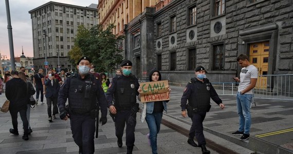 Dziewięć osób zostało zatrzymanych w sobotę w Moskwie podczas protestu z udziałem dziennikarzy przed gmachem Federalnej Służby Bezpieczeństwa (FSB). Dziennikarze wystąpili w obronie mediów uznanych przez władze za "pełniące funkcję zagranicznego agenta".