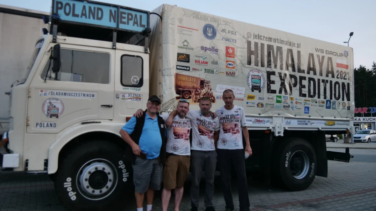 Przed nimi 10 000 km, przez Słowację Węgry, Rumunię, Turcję, Iran i Pakistan, Indie, aż do Nepalu! Wyprawa ma na celu upamiętnienie pierwszej wielkiej wyprawy zorganizowanej przez Sudecki Klub Wysokogórski w 1979 roku na Annapurnę Południową, w której tragicznie straciło życie trzech himalaistów. Uczestnikiem tamtej wyprawy oprócz Krzysztofa Wielickiego, był także Jerzy Pietrowicz. 