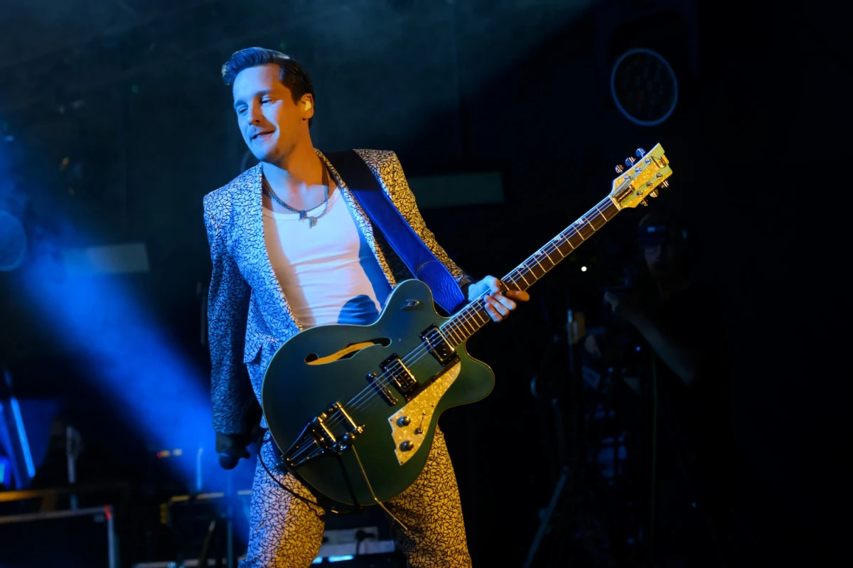 Krzysztof Zalewski był jedną z gwiazd charytatywnego SMYK FESTU, który odbył się pod patronatem RMF FM w małopolskich Myślenicach. "Gramy teraz sporo i byłoby nie w porządku, gdybyśmy chociaż odrobiny z tego wszystkiego, co robimy, nie poświęcili na jakiś charytatywny cel" - podkreślił w rozmowie z RMF FM. "Kiedy byłem jeszcze dzieckiem, byłem w sytuacji, gdzie moja rodzina mocno potrzebowała pomocy. Wtedy znaleźli się ludzie wokół, przyjaciele, którzy nam pomogli. Nie wolno mi o tym zapomnieć" - wspominał. Opowiedział też o swojej roli w filmie o Kalinie Jędrusik "Bo we mnie jest seks". "Dla wszystkich, którzy tak jak ja, są fanami piosenek Kabaretu Starszych Panów, fanami Kaliny Jędrusik - to jest pozycja obowiązkowa" - ocenił. 