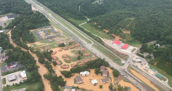 Co najmniej 10 osób, w tym dwoje małych dzieci, zginęło w sobotę w wyniku powodzi w stanie Tennessee - powiedział dziennikarzom szeryf hrabstwa Humphreys Chris Davis. Jak dodał, ponad 30 osób jest zaginionych.