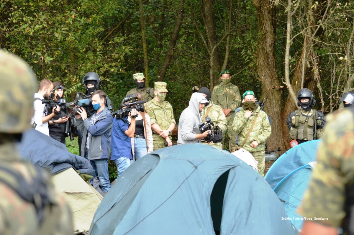 „Po stronie białoruskiej na wysokości m. Usnarz Górny znajduje się obecnie grupa 24 osoby - 20 mężczyzn i 4 kobiety; nie ma wśród nich dzieci” - podała w niedzielę po południu na Twitterze Straż Graniczna.