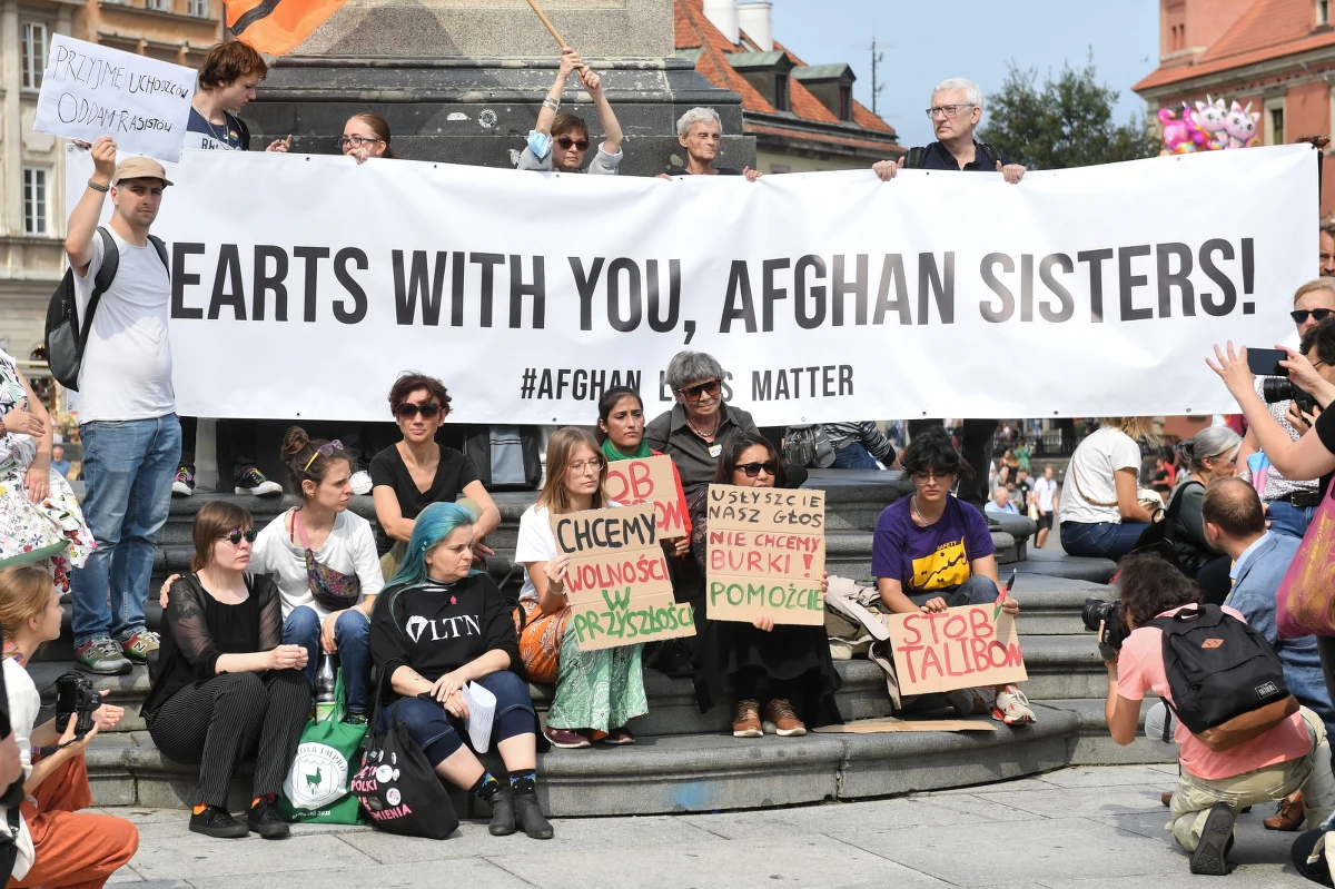 ​Kilkadziesiąt osób manifestowało na stołecznym placu Zamkowym w sprawie Afganistanu. Ponad tydzień temu talibowie siłowo przejęli władzę w Afganistanie. 