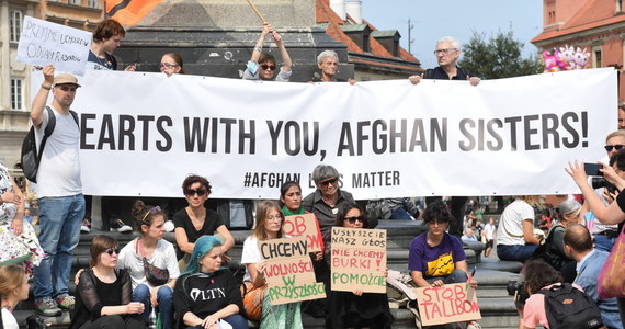 ​Kilkadziesiąt osób manifestowało na stołecznym placu Zamkowym w sprawie Afganistanu. Ponad tydzień temu talibowie siłowo przejęli władzę w Afganistanie. 