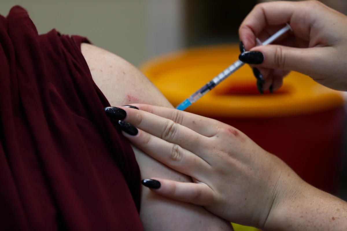 Zaledwie 2 procent nastolatków w wieku szkolnym zostało zaszczepionych przeciwko Covid-19 - alarmują lekarze. Ich zdaniem, tak niski wynik przełoży się na siłę czwartej fali, która rozpocznie się jesienią.