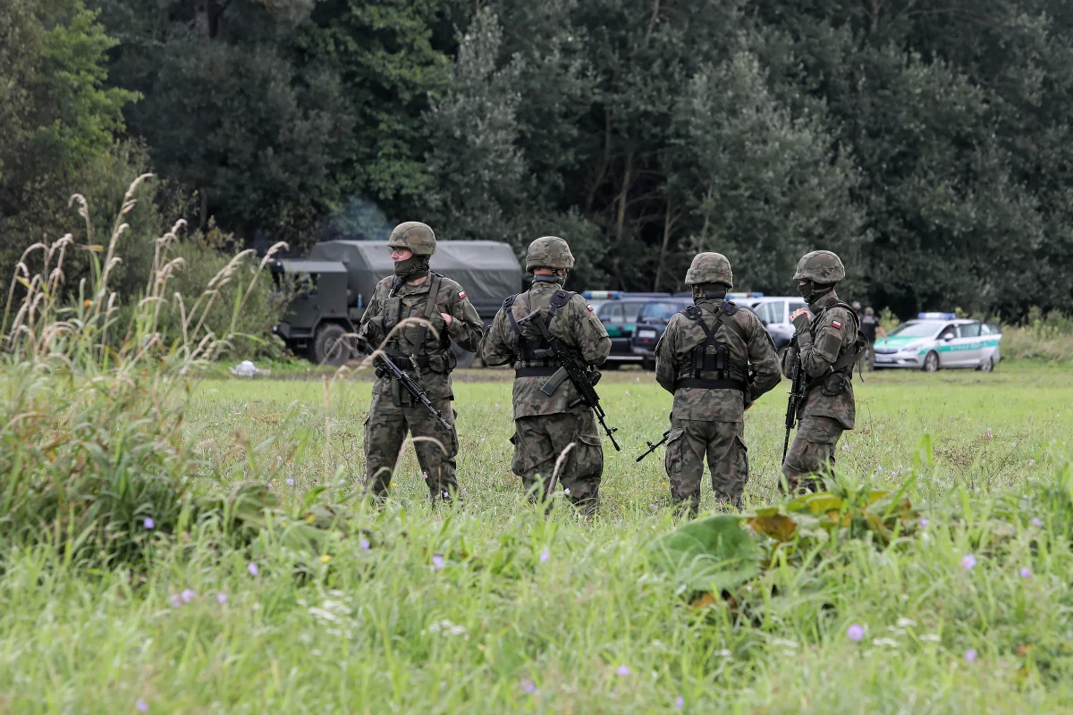 ​Ministerstwo Spraw Zagranicznych RP skierowało do Ministerstwa Spraw Zagranicznych Republiki Białoruś notę dyplomatyczną, deklarując gotowość do udzielenia na miejscu pomocy rzeczowej, takiej jak m.in. namioty, łóżka, śpiwory - poinformowało MSZ w komunikacie. 
