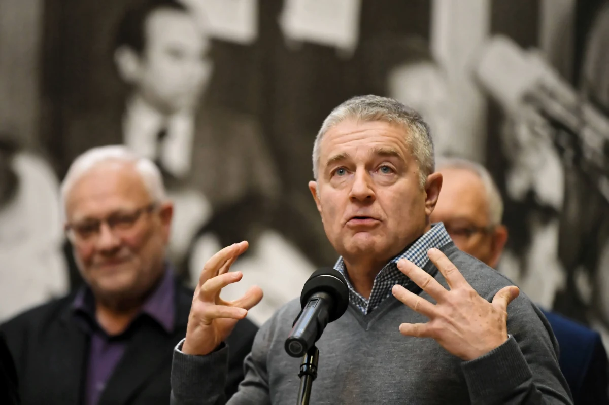 "Ci żołnierze nie służą państwu polskiemu - przeciwnie - plują na wartości, o które walczyli ich rodzice" - mówił w niedzielnym wywiadzie w TVN24 działacz opozycji w PRL Władysław Frasyniuk o żołnierzach, którzy nie wpuszczają do Polski grupy migrantów. "Kieruję zawiadomienie do prokuratury" - zapowiedział minister obrony narodowej Mariusz Błaszczak.