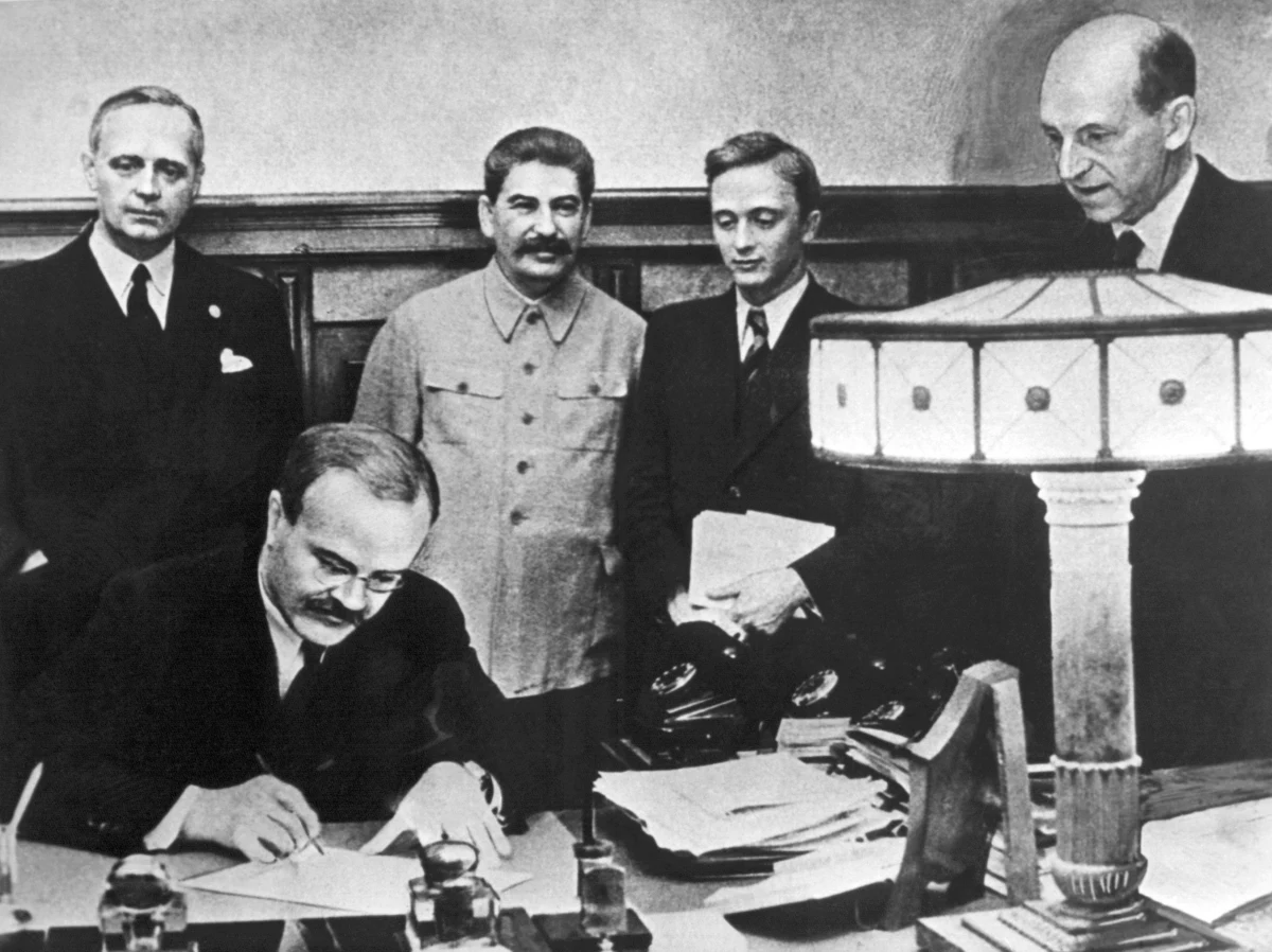 82 lata temu, 23 sierpnia 1939 r., minister spraw zagranicznych III Rzeszy Joachim von Ribbentrop oraz ludowy komisarz spraw zagranicznych ZSRR, Wiaczesław Mołotow, podpisali sowiecko-niemiecki pakt o nieagresji wraz z tajnym protokołem dodatkowym, którego konsekwencją był IV rozbiór Polski.

