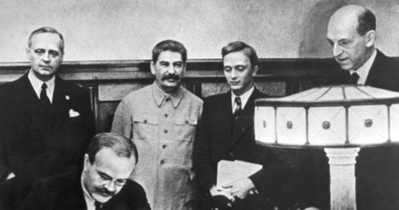 82 lata temu, 23 sierpnia 1939 r., minister spraw zagranicznych III Rzeszy Joachim von Ribbentrop oraz ludowy komisarz spraw zagranicznych ZSRR, Wiaczesław Mołotow, podpisali sowiecko-niemiecki pakt o nieagresji wraz z tajnym protokołem dodatkowym, którego konsekwencją był IV rozbiór Polski.

