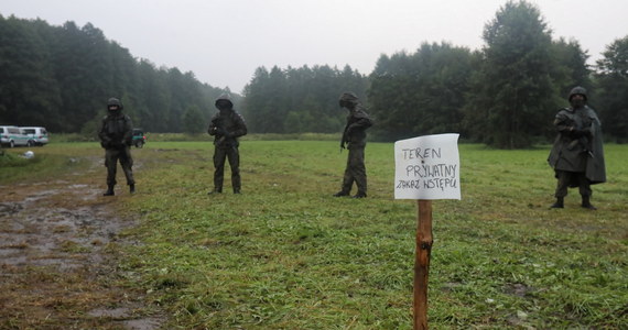 Wciąż 24 osoby przebywają po stronie białoruskiej w Usnarzu Górnym, tuż przy granicy z Polską. Patowa sytuacja na polsko-białoruskiej granicy trwa już kilkanaście dni.