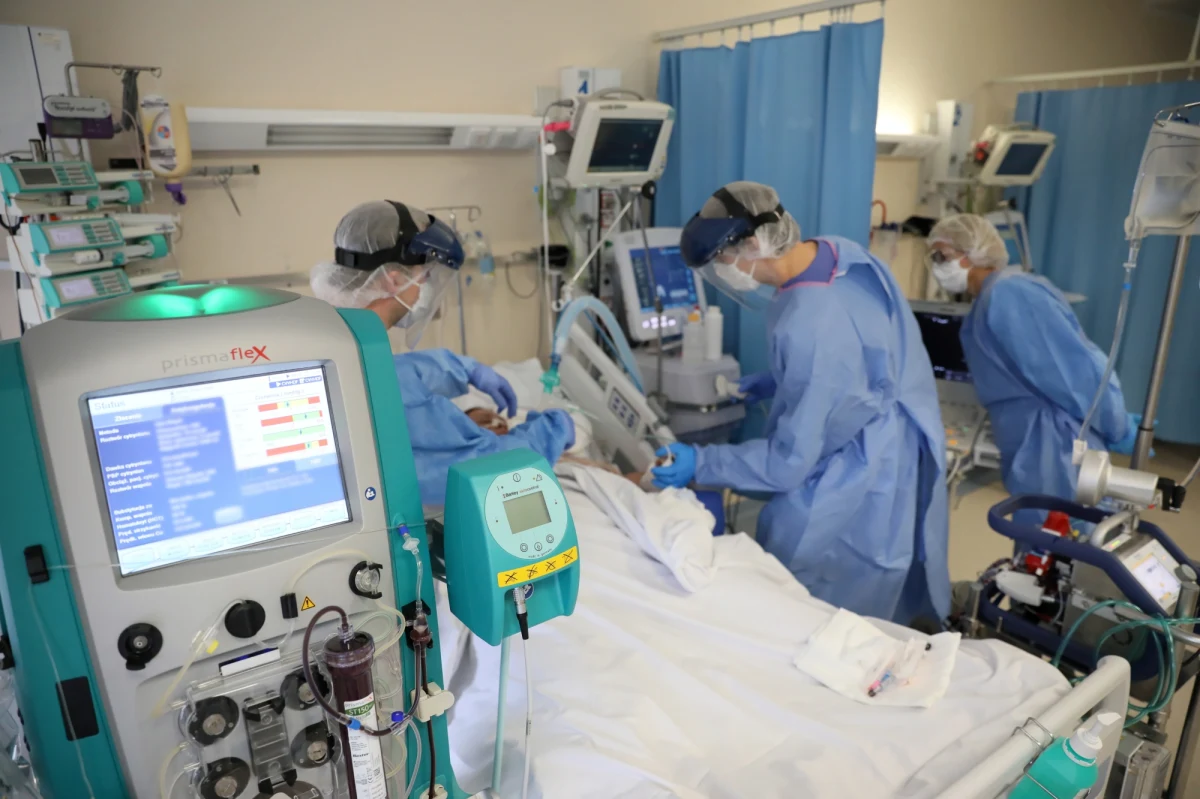 Wszystkie wyniki badań na obecność koronawirusa, jakie otrzymujemy u dzieci, to wariant Delta. Najmłodszych pacjentów przybywa, a jesienią spodziewamy się jeszcze więcej przypadków – powiedziała specjalista chorób zakaźnych i pediatra dr Lidia Stopyra ze szpitala Żeromskiego w Krakowie.