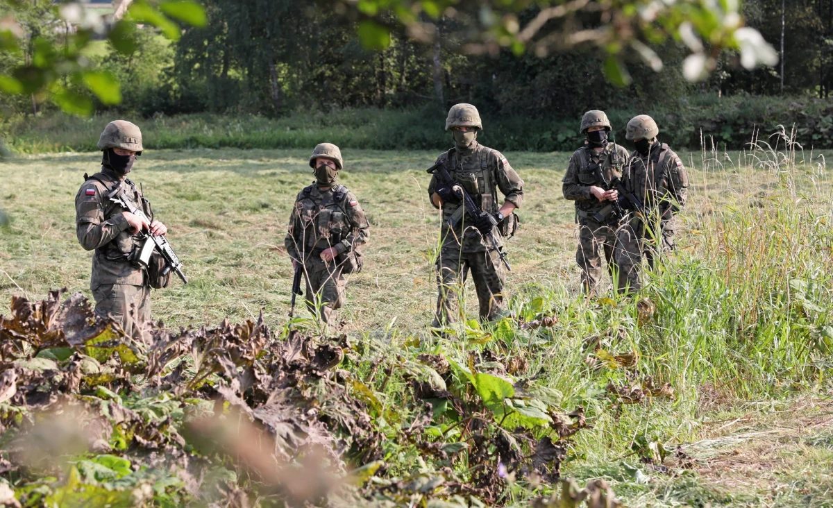 Na granicy z Białorusią powstanie nowy płot o wysokości 2,5 metra - poinformował minister obrony narodowej Mariusz Błaszczak. Przekazał też, że będzie więcej żołnierzy zaangażowanych w pomoc Straży Granicznej. Mamy do czynienia z wojną hybrydową, z atakiem na Polskę; nie pozwolimy na to, żeby handlarze ludźmi wykorzystywali naiwność i łatwowierność tych, którzy liczą na to, że przejdą do UE i poprawią swój status materialny - oświadczył szef MON.