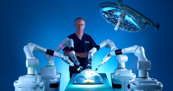 Zaledwie czteromilimetrowy otwór wystarczy, aby wprowadzić narzędzia chirurgiczne i niezwykle precyzyjnie, w wielu płaszczyznach operować człowieka – takie możliwości daje robot chirurgiczny Versius, którego kupiło łódzkie Centrum Medyczne Salve Medica. To pierwszy ośrodek w Polsce, mający takiego robota.