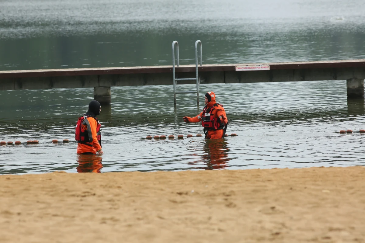 Policjanci natrafili na ciało mężczyzny w zbiorniku wodnym w Lisowicach (woj. łódzkie).  Senior był poszukiwany przez mundurowych i rodzinę po tym, jak nie wrócił z przejażdżki rowerowej.