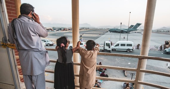 "Sytuacja staje się coraz niebezpieczniejsza" – tak o tym, co dzieje się na lotnisku w Kabulu mówi szef kancelarii premiera Michał Dworczyk. Dodaje, że pojawiają się informacje o możliwych zamachach terrorystycznych. W ten sposób tłumaczy, dlaczego coraz mniej ludzi z listy do ewakuacji trafia do bezpiecznej strefy przy lotnisku w stolicy Afganistanu.
