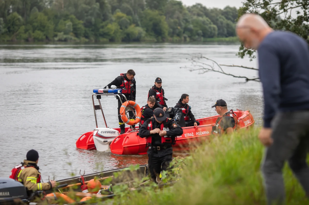 ​Strażacy wznowili poszukiwania mężczyzny, który w niedzielę wieczorem wypadł z łodzi do Wisły w rejonie Świniar pod Płockiem. Prokuratura potwierdza, że zaginiony to starosta płocki. 