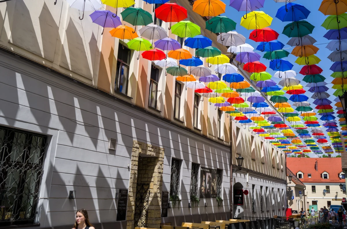 Miasto Pszczyna na Śląsku może pochwalić się nową atrakcją przygotowaną zarówno dla mieszkańców jak i turystów. Chodzi o kolorowe parasolki zawieszone nad ulicą Bankową. Nie wszystkim jednak ten pomysł przypadł do gustu. - "To inscenizacja tęczowej flagi pod przykrywką kolorowych parasoli" - stwierdził radny z PiS.

