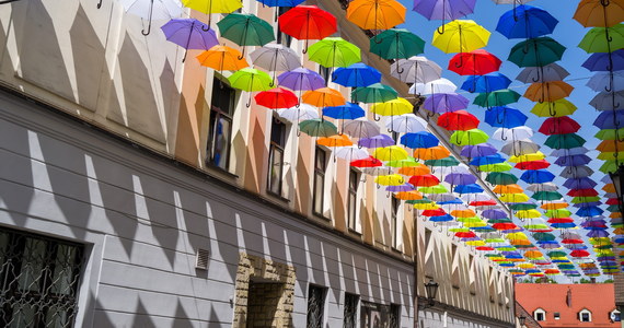 Miasto Pszczyna na Śląsku może pochwalić się nową atrakcją przygotowaną zarówno dla mieszkańców jak i turystów. Chodzi o kolorowe parasolki zawieszone nad ulicą Bankową. Nie wszystkim jednak ten pomysł przypadł do gustu. - "To inscenizacja tęczowej flagi pod przykrywką kolorowych parasoli" - stwierdził radny z PiS.
