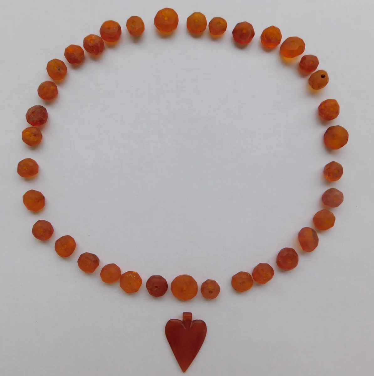 Podczas prac archeologicznych prowadzonych przy budowie węzła drogowego Ełk Południe -  Wysokie odkryto m.in. bursztynowy naszyjnik złożony z 34 korali i zawieszki w kształcie serca - poinformował rzecznik olsztyńskiej Generalnej Dyrekcji Dróg Krajowych i Autostrad (GDDKiA) Karol Głębocki.