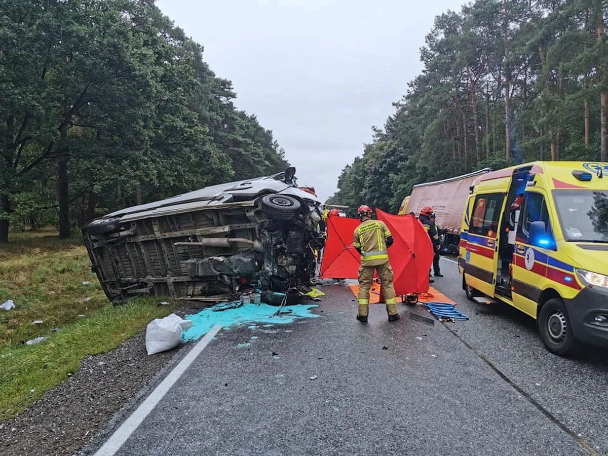 Do tragicznego w skutkach wypadku doszło w Cierpicach koło Toruniu. Na drodze krajowej nr 10 zderzyły się trzy samochody. W wyniku wypadku jedna osoba zginęła, a trzy zostały ranne.