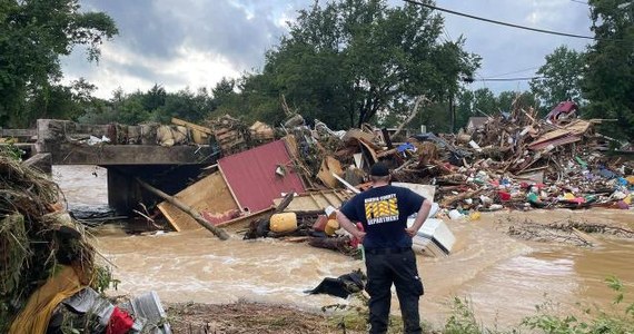 Do co najmniej 22 wrosła liczba ofiar śmiertelnych gwałtownych powodzi w stanie Tennessee w USA, kilkadziesiąt osób jest zaginionych. Wśród ofiar są 7-miesięczne bliźnięta: Ryan i Rileigh.