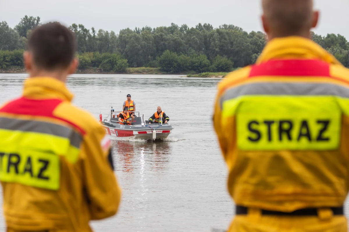 W trakcie dzisiejszych poszukiwań na Wiśle nie udało się odnaleźć starosty płockiego Mariusza Bieńka, który zaginął wczoraj wieczorem, gdy łódź, którą płynął wraz z dwoma innymi mężczyznami, wywróciła się. Akcja, w tym z użyciem sonarów, będzie kontynuowana jutro od rana.