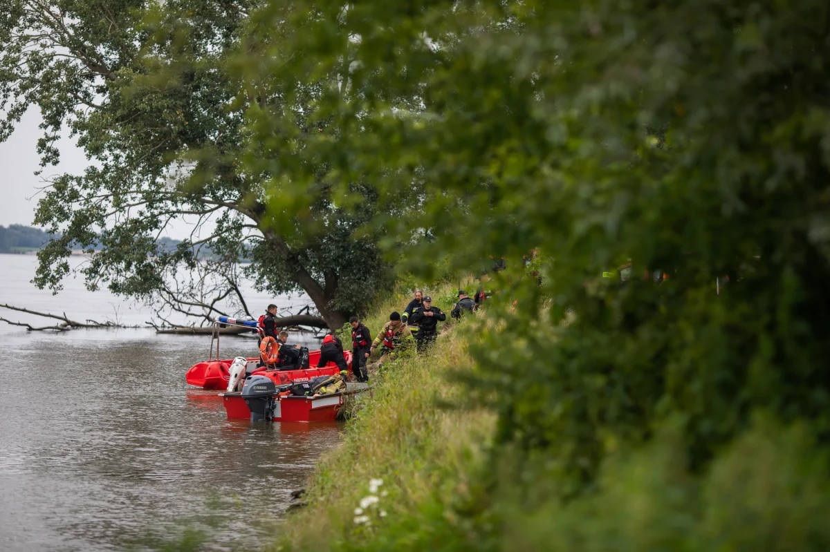 O godz. 9 na Wiśle w okolicach Płocka wznowiono poszukiwania starosty płockiego. Mariusz Bieniek zaginął w niedzielę po wypadku łódki. Dwaj towarzyszący mu mężczyźni samodzielnie dotarli na brzeg. 