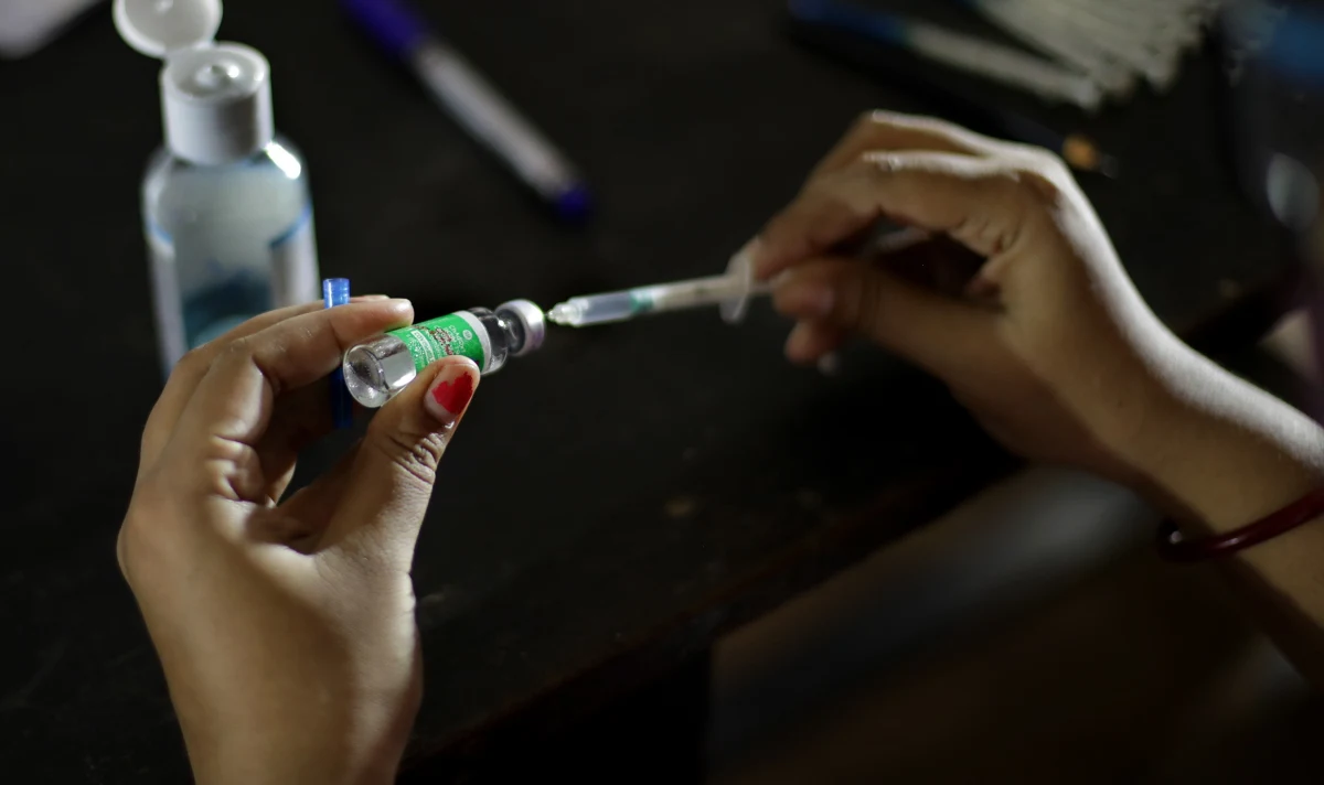 Oficjalna rekomendacja w sprawie podawania trzeciej dawki szczepionki przeciw Covid-19 pojawi się dzisiaj lub jutro - powiedział w Polsat News wiceminister zdrowia Waldemar Kraska. 