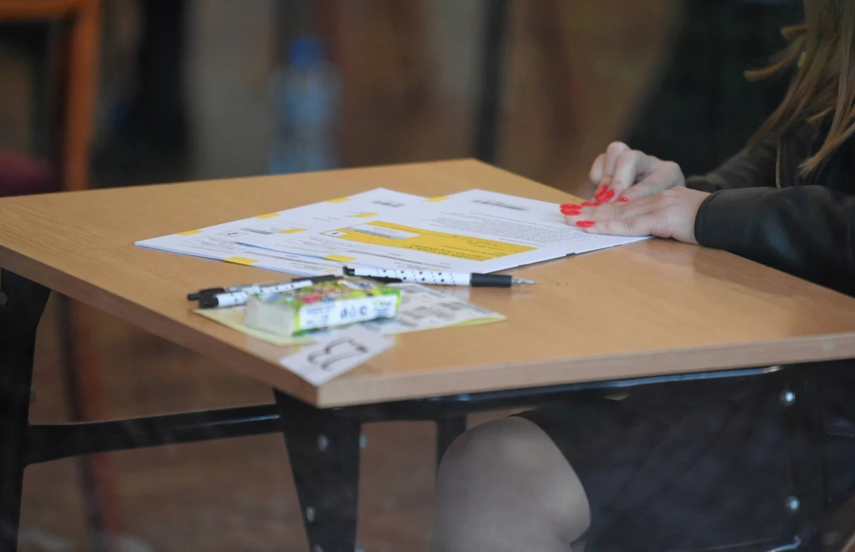 W roku szkolnym 2021/2022 egzamin ósmoklasisty przeprowadzony zostanie w dniach 24-26 maja. Egzaminy maturalne rozpoczną się 4 maja, a sesja w terminie głównym potrwa do 23 maja - podała Centralna Komisja Egzaminacyjna. 