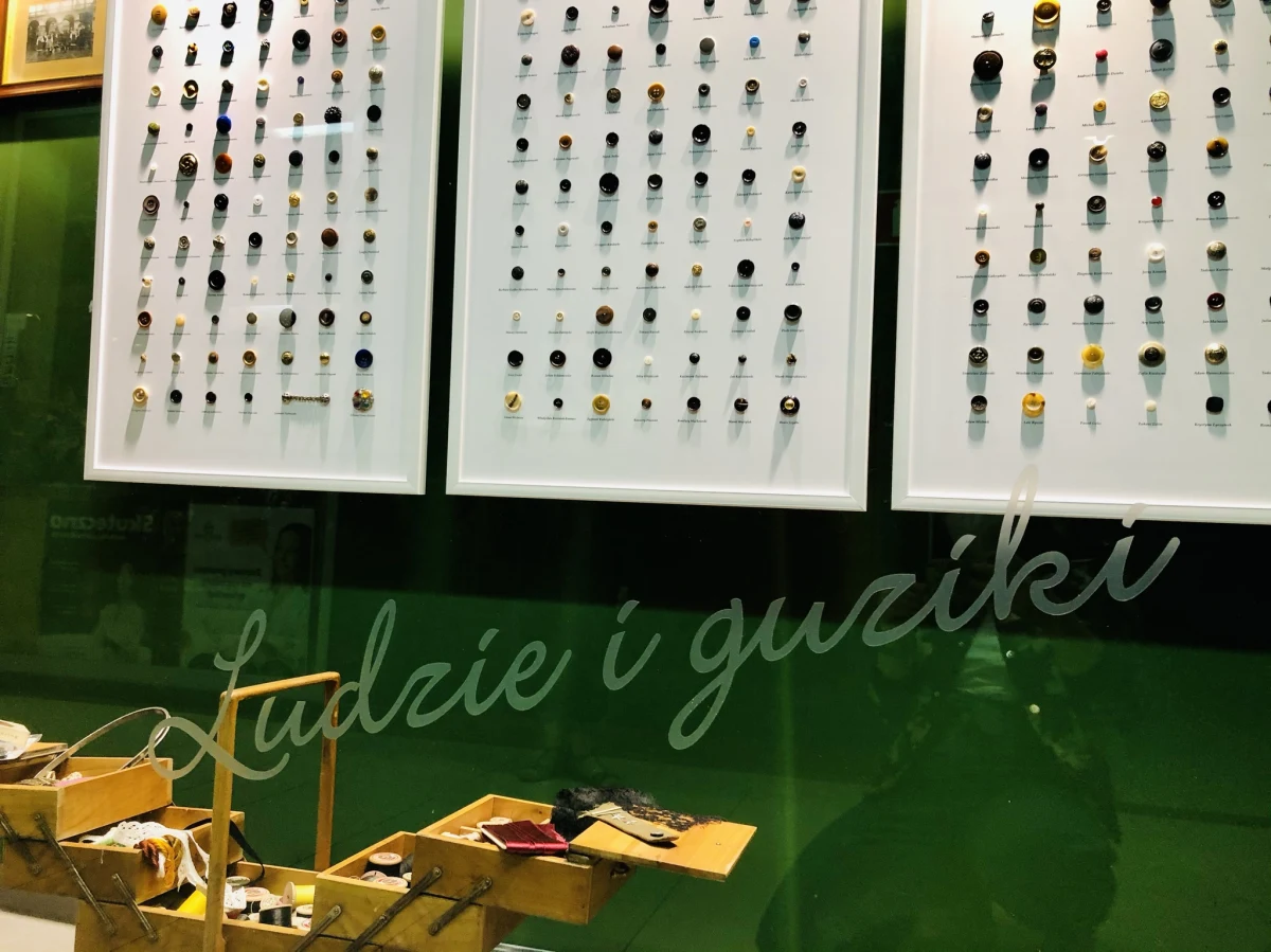 Z kości, masy perłowej, bogato zdobione i zupełnie niepozorne, okrągłe – to guziki, które opowiadają niezwykłe historie swoich właścicieli. W Łowiczu w województwie łódzkim swoją siedzibę ma Muzeum Guzików, które dziś przedstawiamy w ramach naszego cyklu: „Najdziwniejsze muzea w Polsce”. 