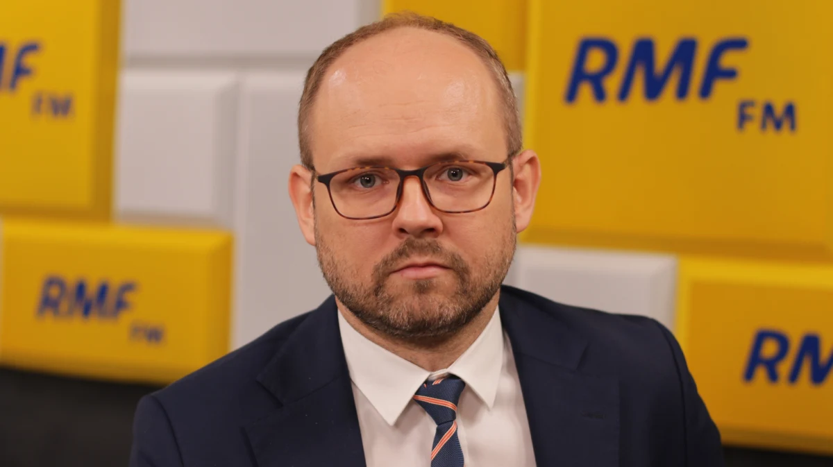 "Mamy informacje o kolejnych grupach przesyłanych ludzi z Bliskiego Wschodu przez Mińsk, gdzie mają wbijane wizy do legalnego pobytu na Białorusi, następnie są odsyłani na granicę litewską i polską" - mówił w Rozmowie w samo południe w RMF FM wiceminister spraw zagranicznych Marcin Przydacz. Przekonywał, że prezydent Białorusi od kilku miesięcy wykorzystuje imigrantów "jako żywe tarcze", by zdestabilizować sytuację w Polsce. "Dopóki będziemy się tak żywo interesować sytuacją, dopóty Alaksandr Łukaszenka będzie to wykorzystywał" - mówił Przydacz.