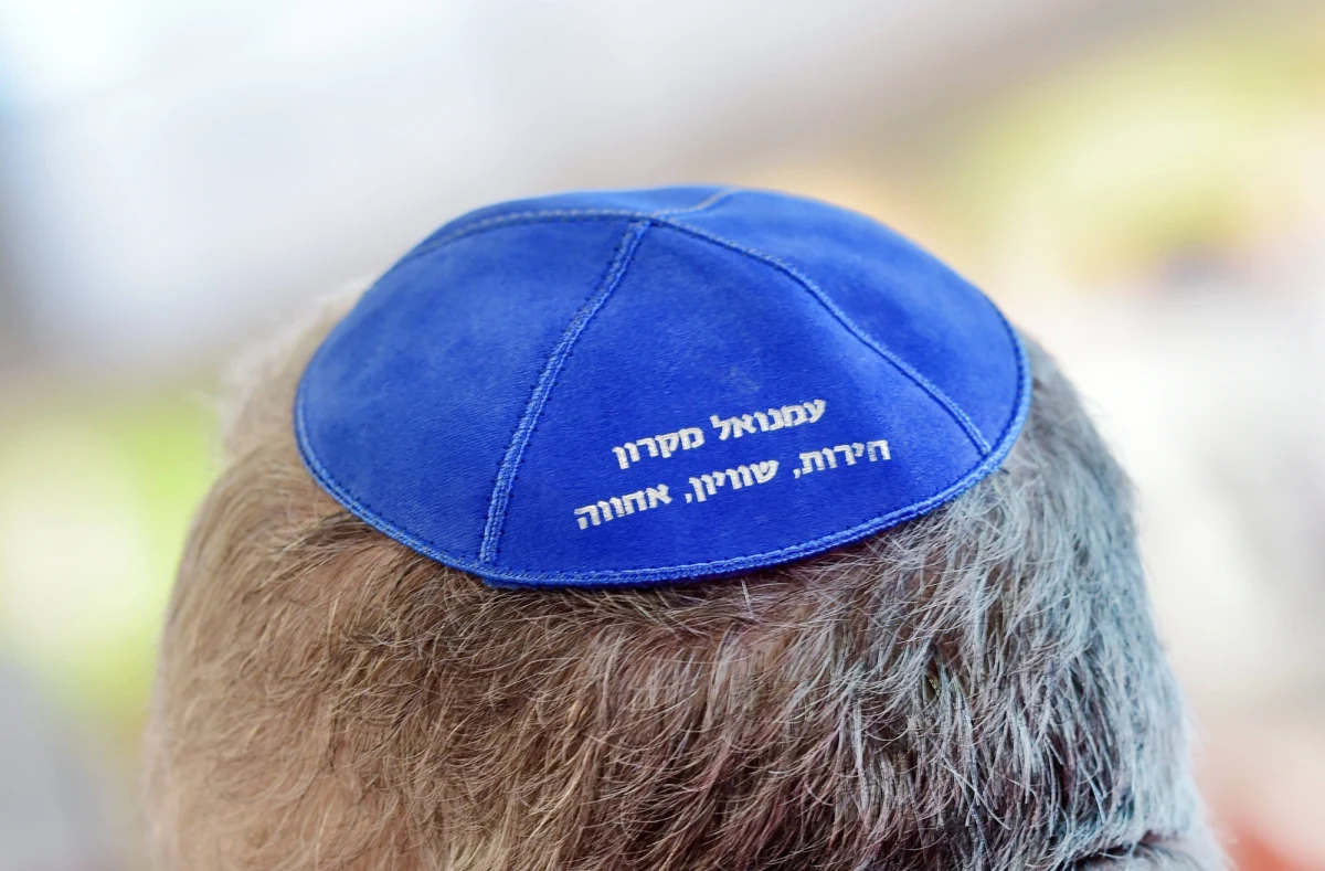 Młody mężczyzna z Kolonii noszący żydowską jarmułkę został najpierw obrzucony antysemickimi wyzwiskami, a potem pobity. 18-latek został zaatakowany przez grupę około dziesięciu osób. Jeden z atakujących miał zerwać z głowy ofiary jarmułkę. 