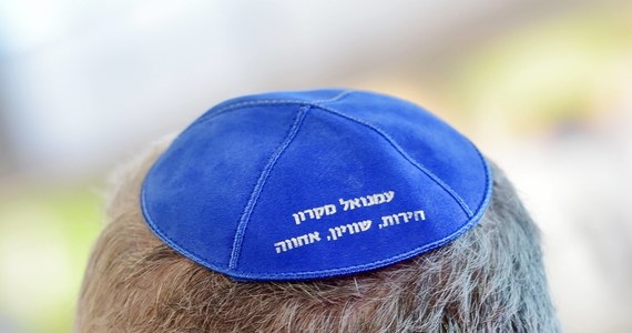 Młody mężczyzna z Kolonii noszący żydowską jarmułkę został najpierw obrzucony antysemickimi wyzwiskami, a potem pobity. 18-latek został zaatakowany przez grupę około dziesięciu osób. Jeden z atakujących miał zerwać z głowy ofiary jarmułkę. 