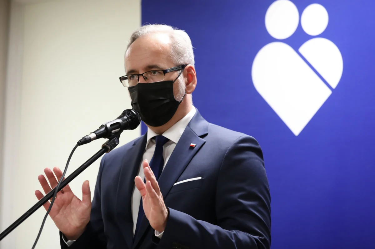 "Przy wprowadzaniu obostrzeń covidowych będzie podział na strefy na poziomie powiatów; będzie przeskalowanie liczby zakażeń; brany pod uwagę będzie też stopień wyszczepialności” – poinformował minister zdrowia Adam Niedzielski podczas konferencji prasowej. Szef resortu zdrowia podał też wstępne informacje o tym przy, jakiej liczbie zakażeń powiaty będą trafiały do stref żółtych i czerwonych.