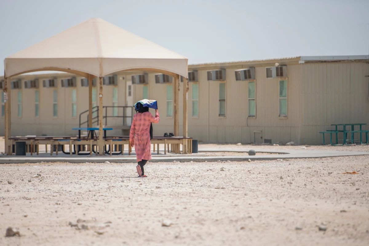 Warunki w amerykańskiej bazie Al Udeid w Katarze, w której umieszczono tysiące ewakuowanych Afgańczyków, przypominają piekło i grożą katastrofą humanitarną - miał ostrzec przedstawiciel Departamentu Stanu USA w cytowanym przez portal Axios mailu do Pentagonu.
