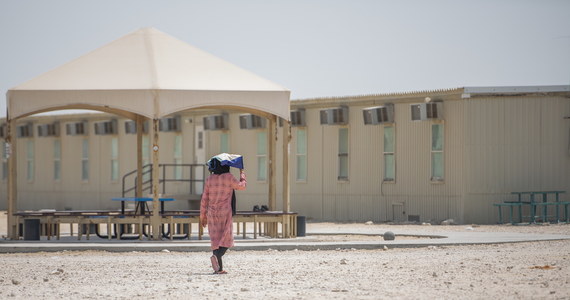 Warunki w amerykańskiej bazie Al Udeid w Katarze, w której umieszczono tysiące ewakuowanych Afgańczyków, przypominają piekło i grożą katastrofą humanitarną - miał ostrzec przedstawiciel Departamentu Stanu USA w cytowanym przez portal Axios mailu do Pentagonu.
