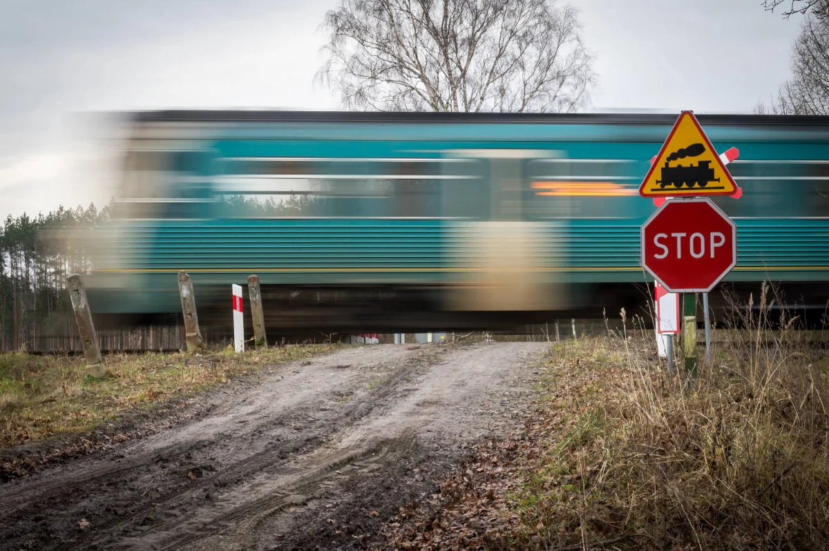 Dwóch dyżurnych ruchu kolejowego usłyszało zarzuty sprowadzenia bezpośredniego niebezpieczeństwa katastrofy – poinformowała koszalińska prokuratura. Chodzi o dwa pociągi osobowe, które pędziły niedawno wprost na siebie na jednym torze.