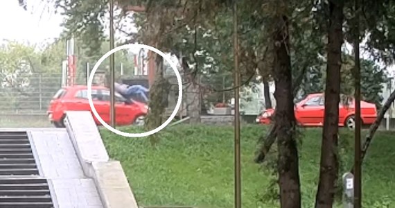 Policja ustala szczegóły wypadku, do którego doszło w Lublinie. Samochód potrącił tam 25-latka, który przejeżdżał przez przejście dla pieszych na hulajnodze. Moment zdarzenia zarejestrowały kamery monitoringu miejskiego