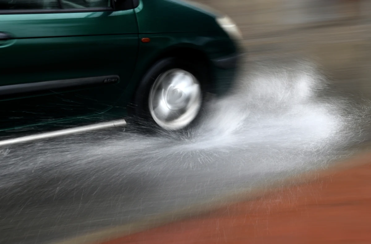 Awarie sygnalizacji świetlnej, podtopienia posesji i dróg, połamane drzewa – to szkody, które wyrządziły intensywne opady deszczu w Lublinie. Do godz. 21:00 obowiązuje na Lubelszczyźnie ostrzeżenie drugiego stopnia przed intensywnymi opadami.