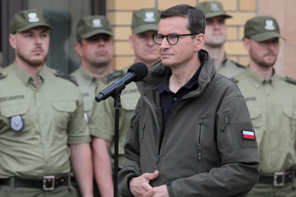 "Musimy być przygotowani na wszelkiego typu prowokacje, na działania bez precedensu po stronie reżimu białoruskiego" - oświadczył we wtorek premier Mateusz Morawiecki, odnosząc się do sytuacji na granicy Polski i Białorusi. Premier spotkał się przedstawicielami straży granicznej, Wojska Polskiego i Policji w Kuźnicy w woj. podlaskim.