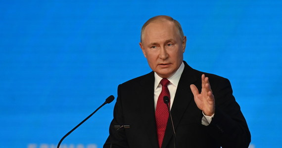 ​Rosja nie będzie wprowadzać wojsk do Afganistanu i nie będzie angażować swoich sił zbrojnych w konflikt "wszystkich przeciwko wszystkim" - powiedział we wtorek prezydent Władimir Putin. Zaznaczył, że Rosja uważnie śledzi wydarzenia w Afganistanie.