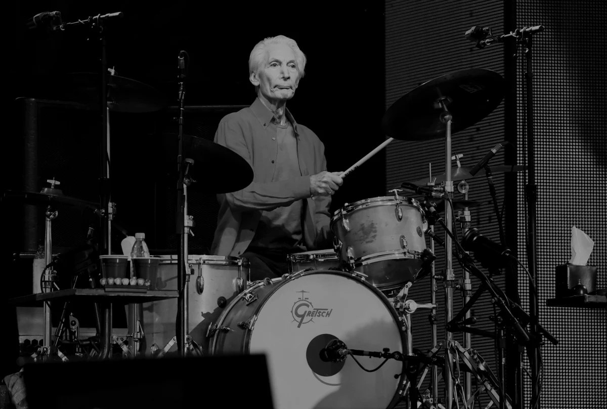 W wieku 80 lat zmarł perkusista The Rolling Stones Charlie Watts. Muzyk zmarł w szpitalu w Londynie. 