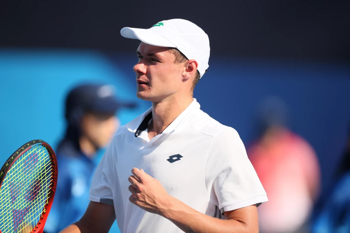 Kamil Majchrzak wygrał z Portugalczykiem Frederico Ferreira Silvą 6:1, 6:4 i awansował do drugiej rundy kwalifikacji wielkoszlemowego turnieju tenisowego US Open na twardych kortach w Nowym Jorku. Pierwszej "przeszkody" nie pokonała Katarzyna Kawa.