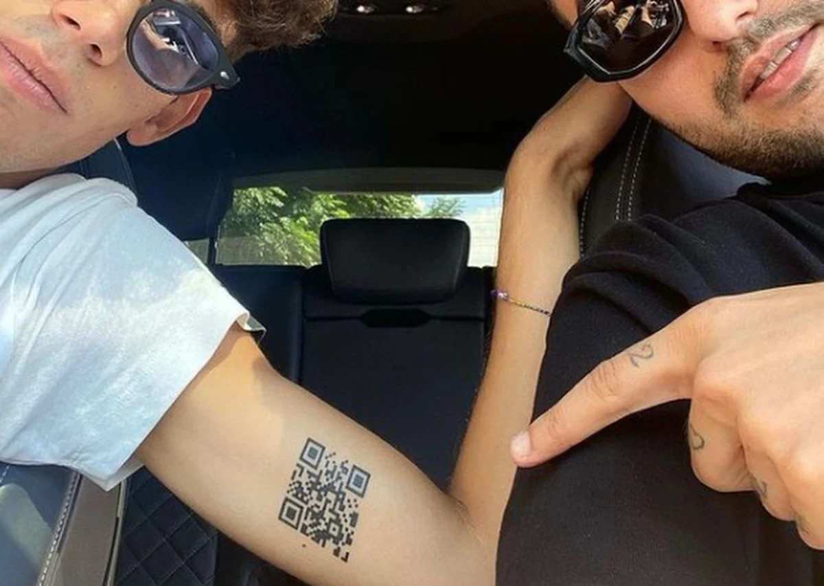 22-letni student z Włoch stał się sensacją w internecie. Andrea Colonnetta wytatuował sobie na przedramieniu kod QR, który potwierdza, że jest on w pełni zaszczepiony przeciw Covid-19.