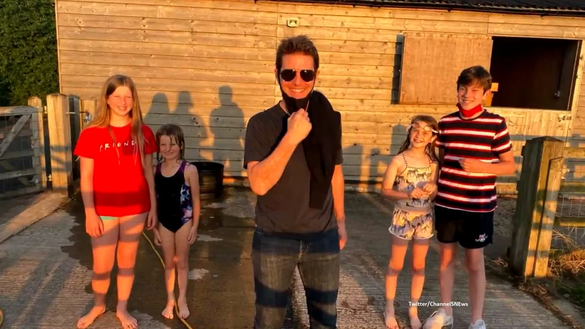 Amerykański aktor Tom Cruise sprawił niespodziewaną wizytę pewnej rodzinie z Anglii - wylądował helikopterem w ogródku Alison Webb. Za to, że pozwolono mu na lądowanie, zaoferował, że piloci zabiorą jej dzieci na krótką wycieczkę. 