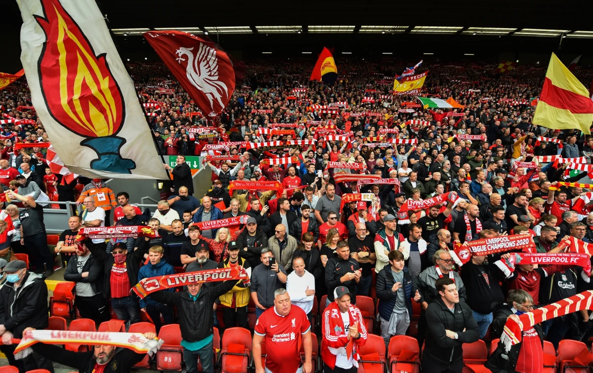 Prawie 60 piłkarzy występujących w Premier League może nie pojechać na mecze reprezentacji swoich krajów. Angielskie kluby nie chcą ich puścić, bo państwa te znajdują się na tzw. czerwonej liście. To oznaczałoby, że po powrocie do Wielkiej Brytanii będą musieli przejść kwarantannę.