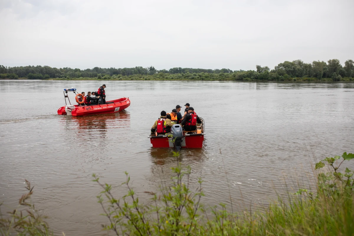 Ok. 20 km Wisły przeszukano dziś w poszukiwaniu starosty płockiego Mariusza Bieńka. Łódź, którą płynął, wywróciła się w niedzielę wieczorem. W akcji, która będzie jutro kontynuowana, wykorzystano m.in. sonar. Jego odczyty będą teraz analizowane.