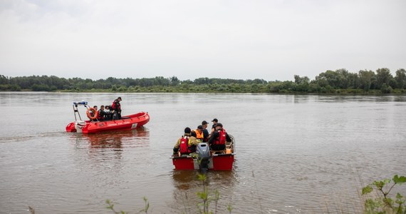 Ok. 20 km Wisły przeszukano dziś w poszukiwaniu starosty płockiego Mariusza Bieńka. Łódź, którą płynął, wywróciła się w niedzielę wieczorem. W akcji, która będzie jutro kontynuowana, wykorzystano m.in. sonar. Jego odczyty będą teraz analizowane.